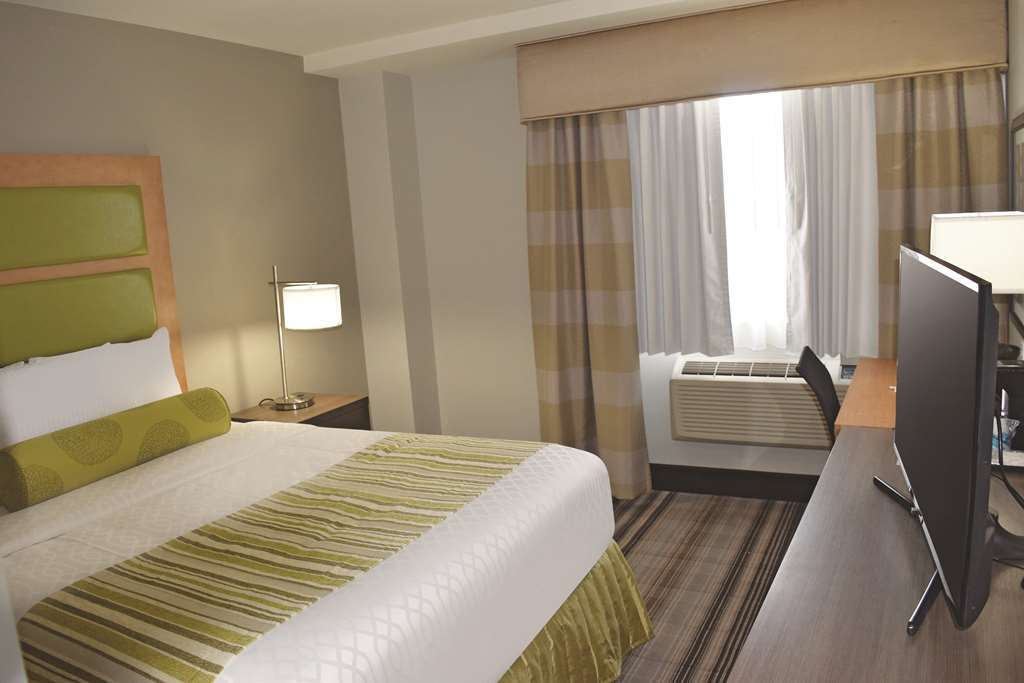 La Quinta Inn & Suites Far Rockaway - Beach Hotel Ню Йорк Стая снимка