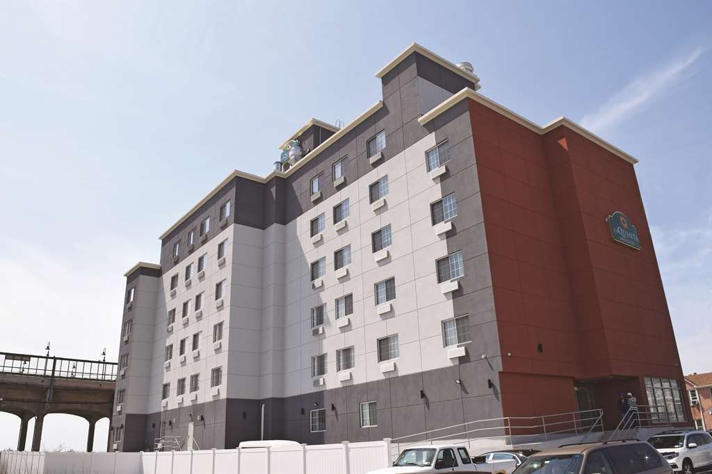 La Quinta Inn & Suites Far Rockaway - Beach Hotel Ню Йорк Екстериор снимка