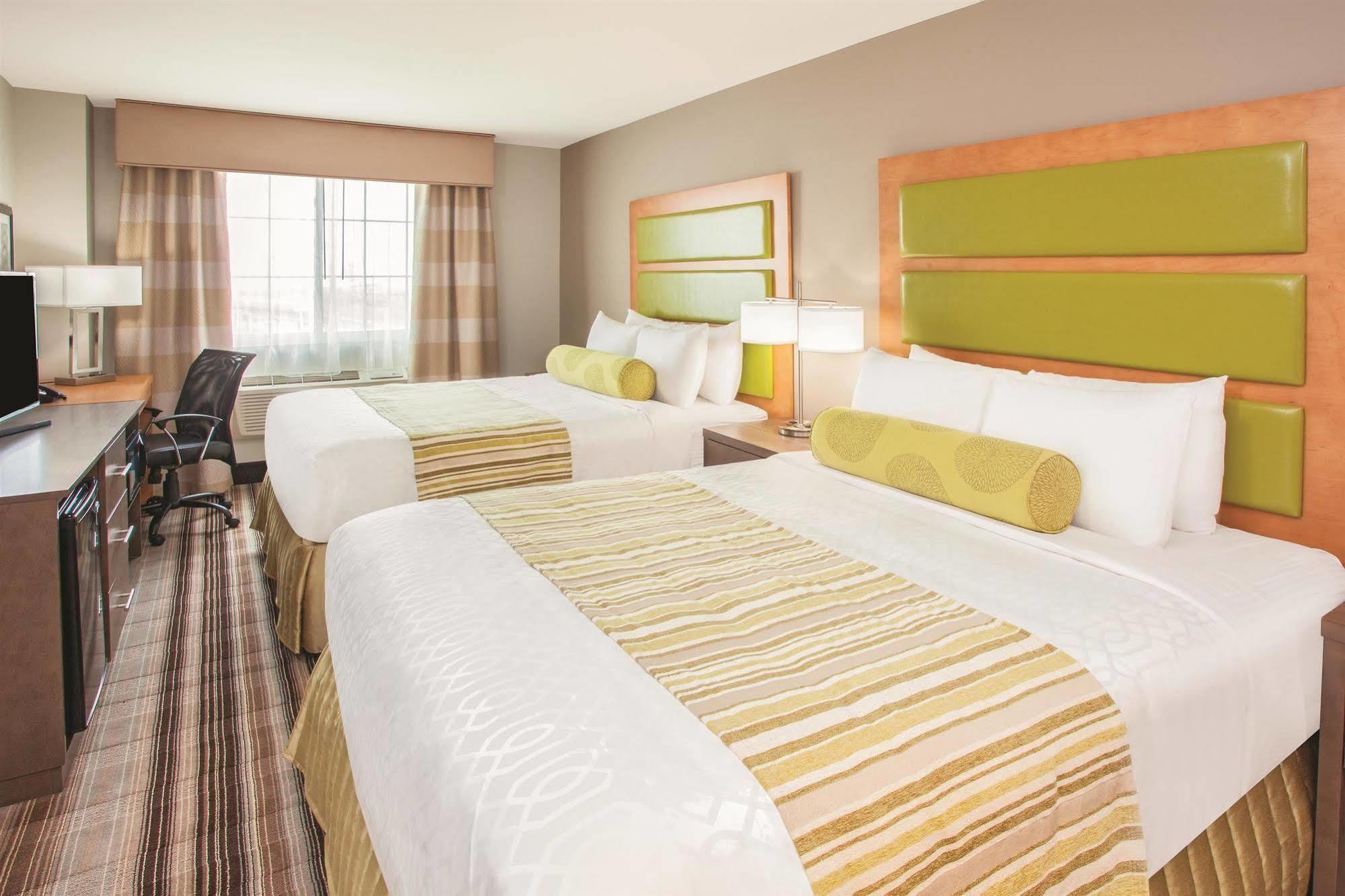 La Quinta Inn & Suites Far Rockaway - Beach Hotel Ню Йорк Екстериор снимка